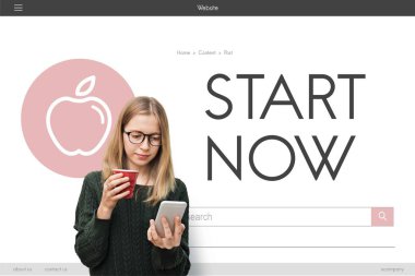 smartphone ve kırmızı Kupası kızla