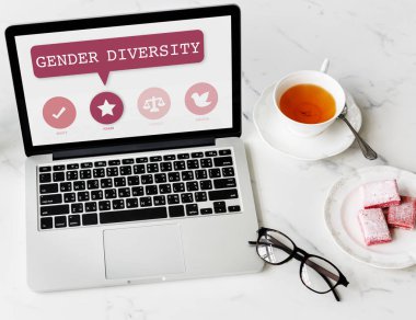 masada dizüstü bilgisayar ve çay Kupası