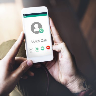 Akıllı telefon kullanan adam