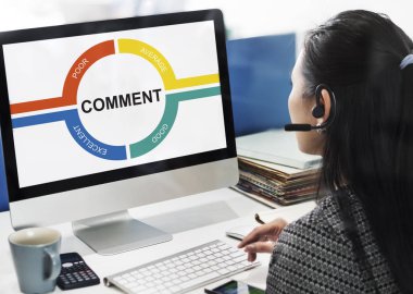 Bilgisayarda çalışan iş kadını