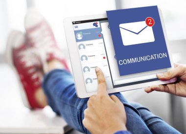 Dijital tablet kullanan kişi