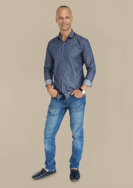 Beyaz yakışıklı adam ayakta