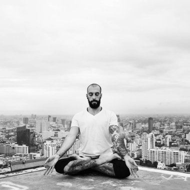 Yoga yapan adam.