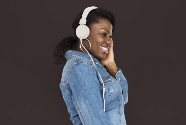 Afrikalı kadın kulaklık müzik dinleme