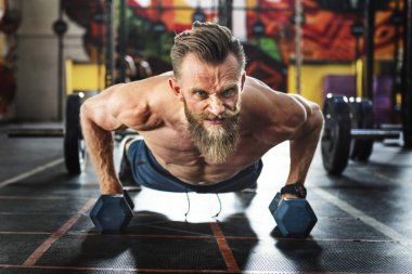 Spor salonunda egzersiz yapan adam.