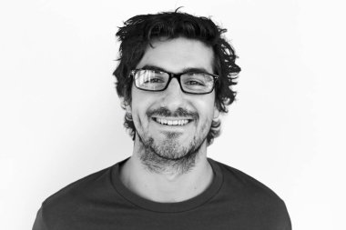 Studio gülümseyen adam