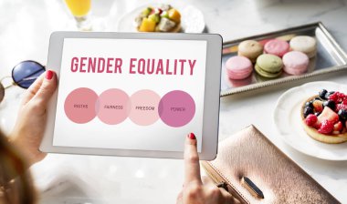 dijital tablet kullanan kadın