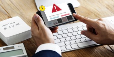 Akıllı telefon kullanan iş adamı