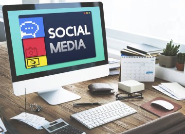 bilgisayar monitöründe ofis masaları