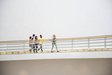 rahat öğrencilerin beraber yürüyüş