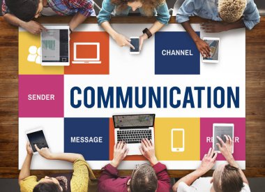 Dijital aygıtlar kullanan insanlar