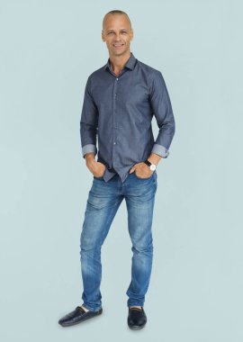 Beyaz yakışıklı adam ayakta