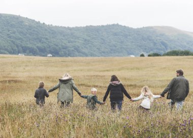 Aile tarlada yürüyor