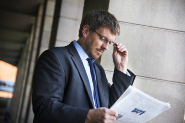 işadamı okuma gazete