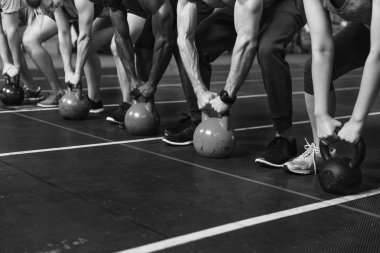 Spor salonunda egzersiz yapan insanlar