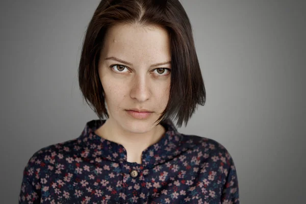 Retrato de mujer joven. — Foto de Stock