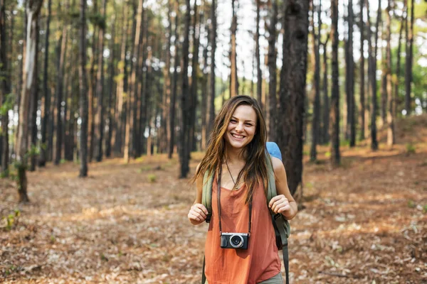 Chica caminando en el bosque — Foto de Stock