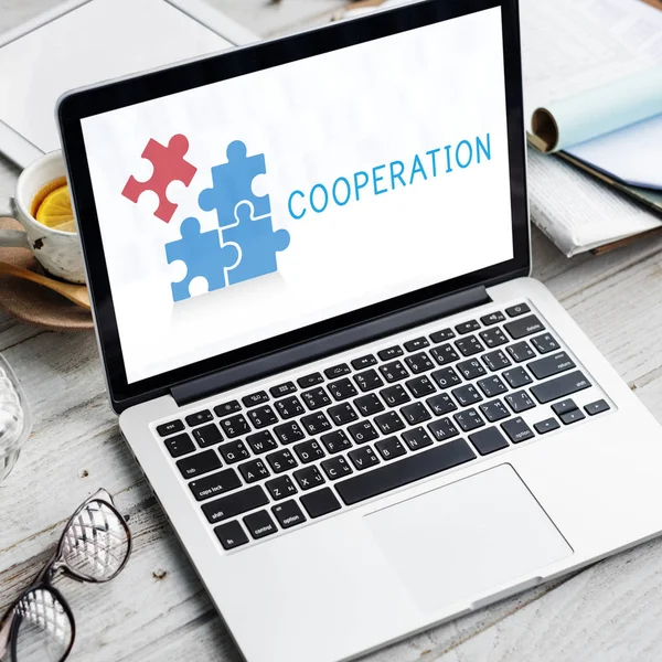 çalışma alanı tablo açılan laptop