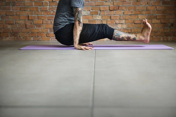 Homme faisant l'exercice d'entraînement de yoga — Photo