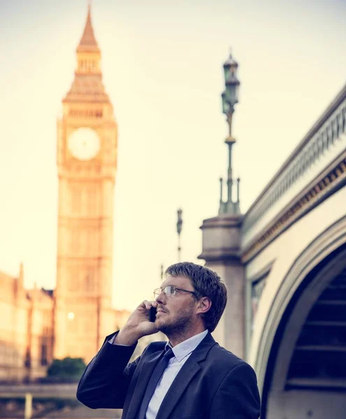 Uomo d'affari che parla su smartphone — Foto Stock