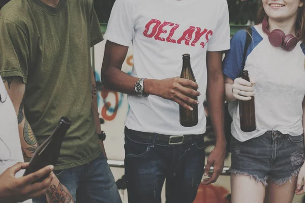 Jugendliche trinken Bier — Stockfoto