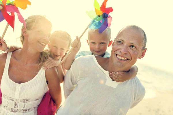 Familie hat Spaß am Strand — Stockfoto