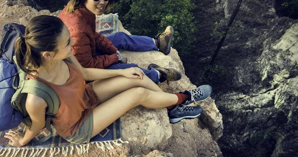 Paar sitzt auf der Klippe — Stockfoto