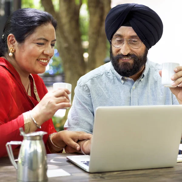 Pareja india usando portátil — Foto de Stock