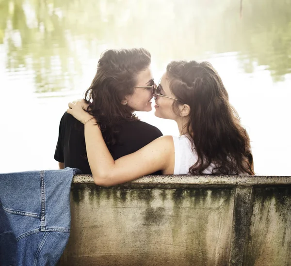 Lesbianas pareja besos — Foto de Stock