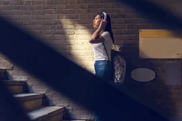 Menina ouvindo música — Fotografia de Stock