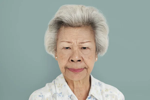 Сердита старша азіатка — стокове фото