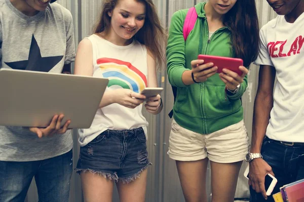 Tonåringar använder enheter — Stockfoto