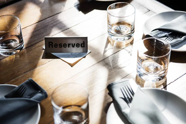 Mesa de comedor con platos y vasos — Foto de Stock