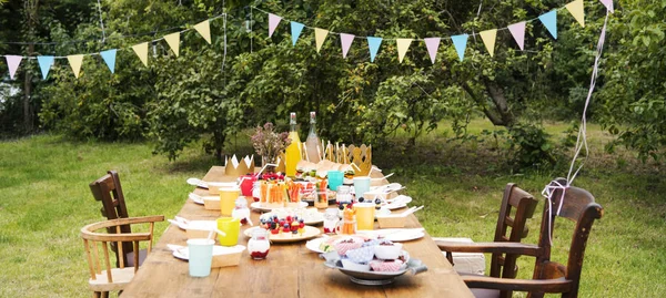 Verschillende gerechten op tafel — Stockfoto