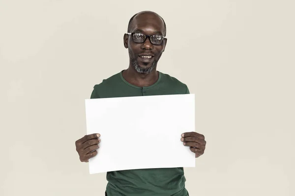 Hombre africano sosteniendo la placa — Foto de Stock