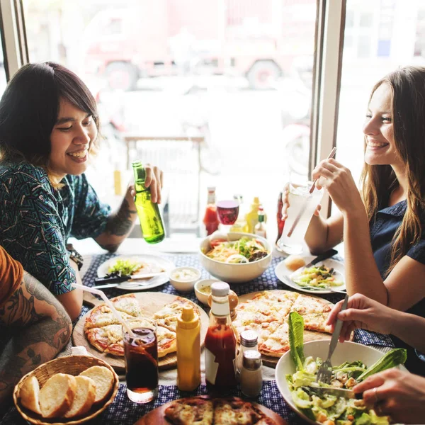 Freunde essen Pizza — Stockfoto