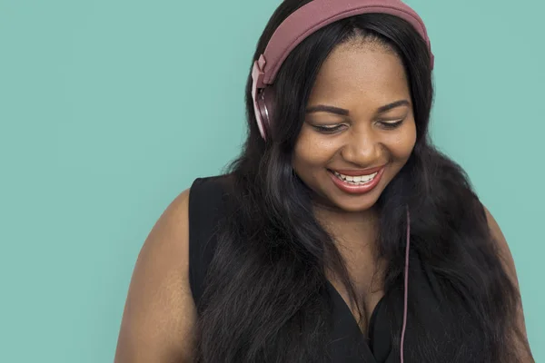 Femme africaine écouter de la musique dans les écouteurs — Photo