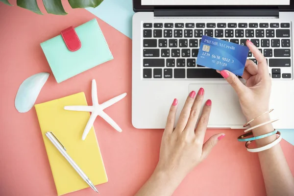 Vrouw winkelen online — Stockfoto