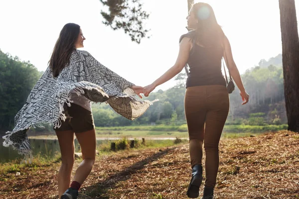 Les filles explorent en plein air — Photo