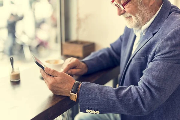 Mann benutzt Smartphone — Stockfoto