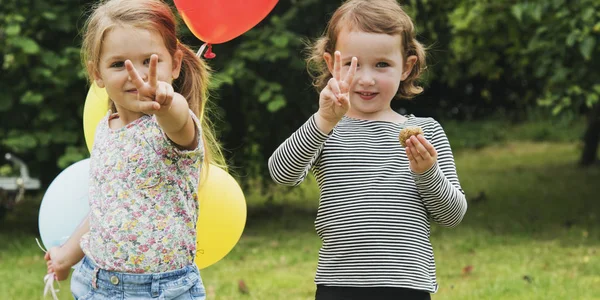 Niños en la fiesta de cumpleaños —  Fotos de Stock