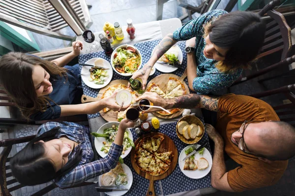 Vrienden die pizza eten — Stockfoto