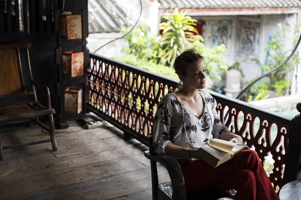 Giovane donna che legge libro — Foto Stock