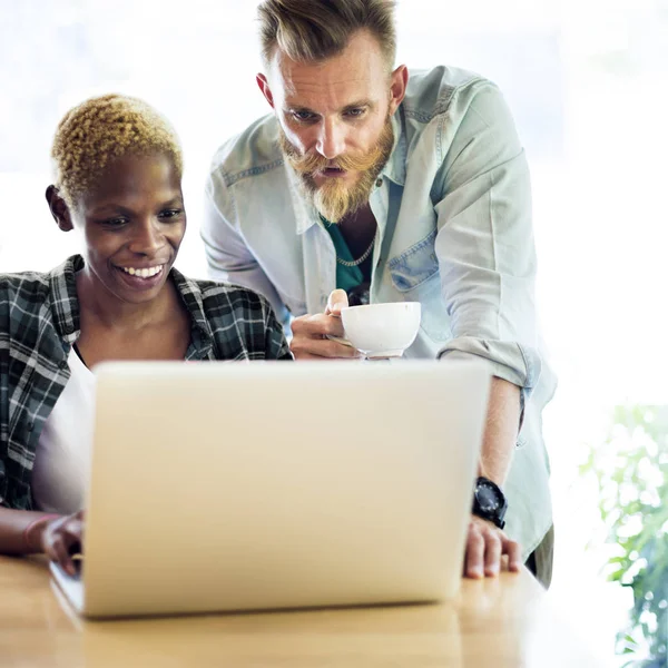 Menschen, die am Laptop arbeiten — Stockfoto