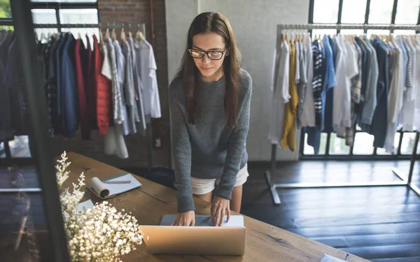 Wowan Working In Store — Stock Photo, Image