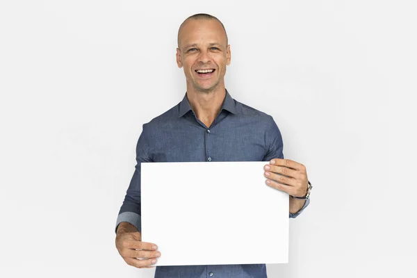 Hombre sosteniendo papel blanco en blanco — Foto de Stock