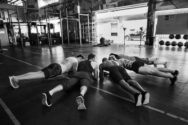 Menschen, die im Fitnessstudio trainieren — Stockfoto