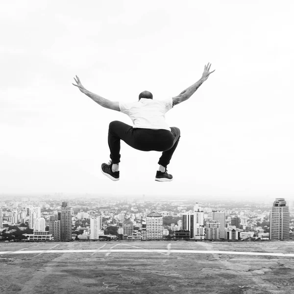 Homem pulando no ar — Fotografia de Stock