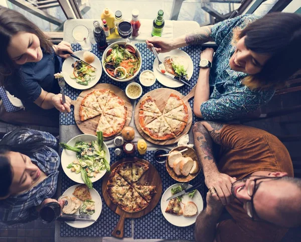 Freunde essen Pizza — Stockfoto