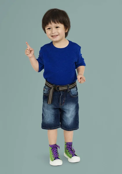 Азіатський хлопчик вказівним пальцем вгору — стокове фото